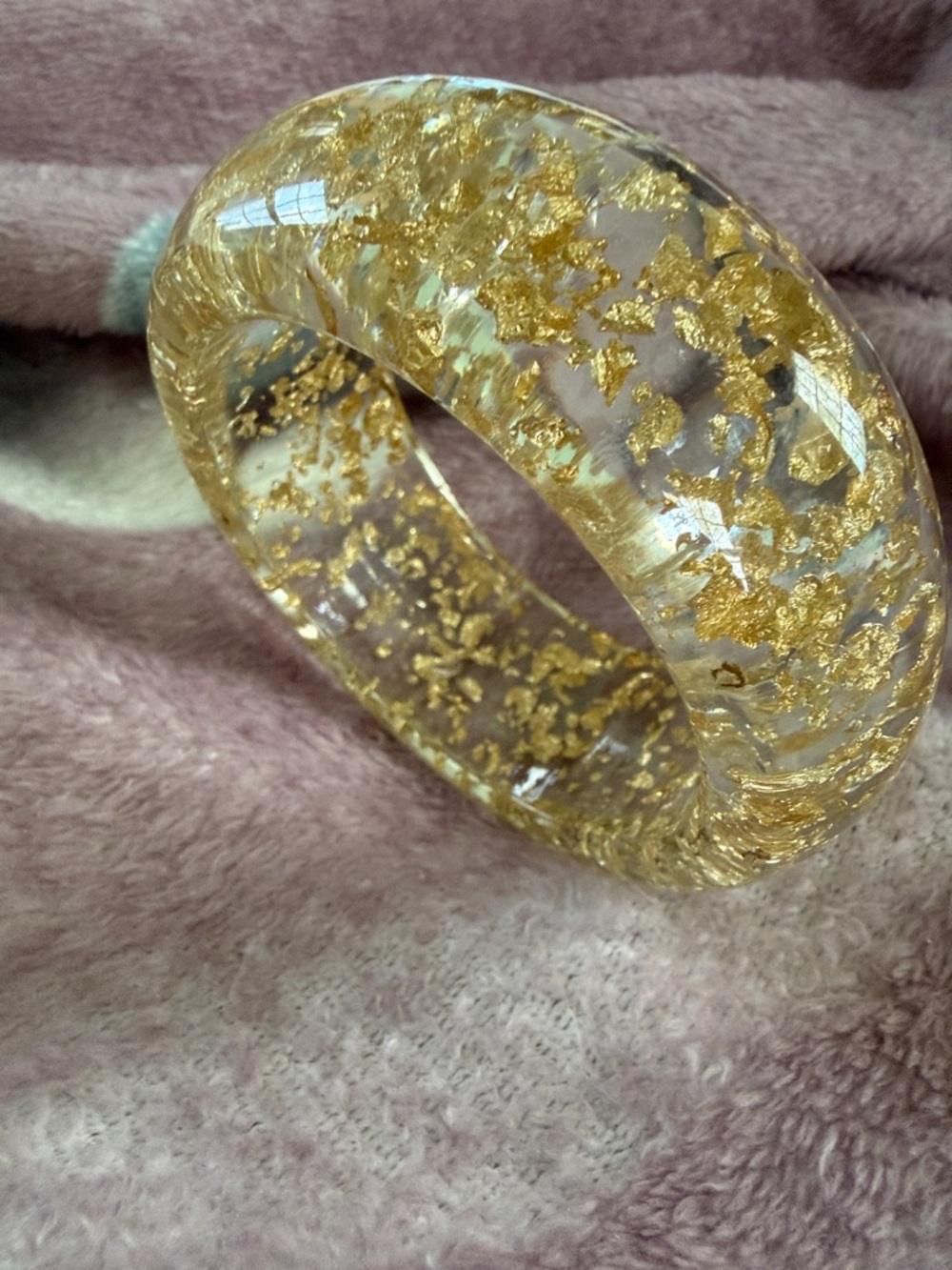 Vintage Gold Flake Resin Bangle Bracelet - Elegant Women’s Jewelry